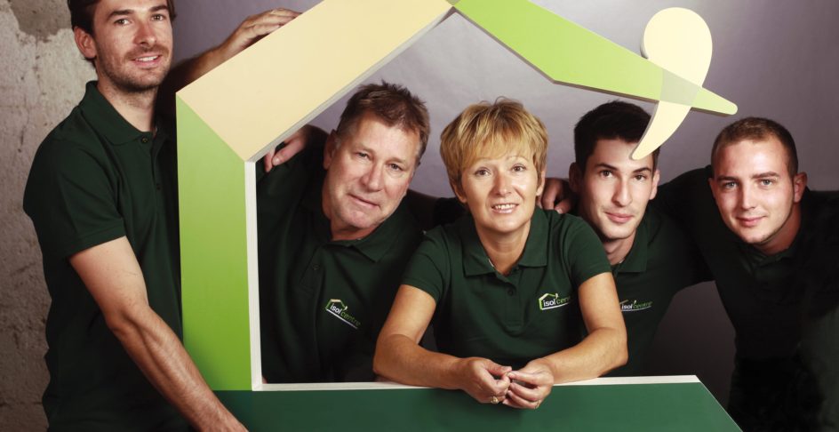Patrick et Maxime Bourassin entourés de l’équipe Isol’Centre, autour du logo en forme de maison
