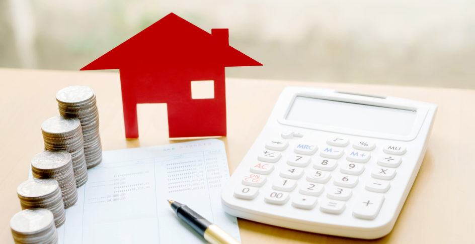 Maison en papier rouge, calculatrice, pièces et relevé de compte