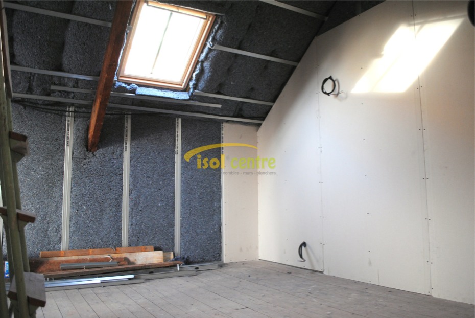 Aménagement de combles en cours : isolant entre les rails, fenêtre de toit et plaques de plâtre