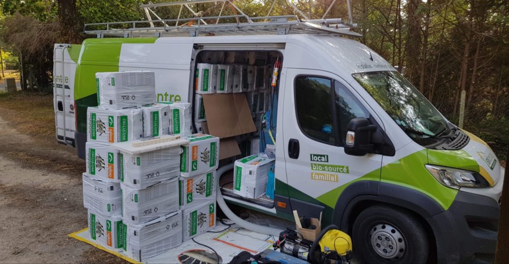 Utilitaire Isol’Centre et sacs de ouate de cellulose prêts pour le soufflage des combles