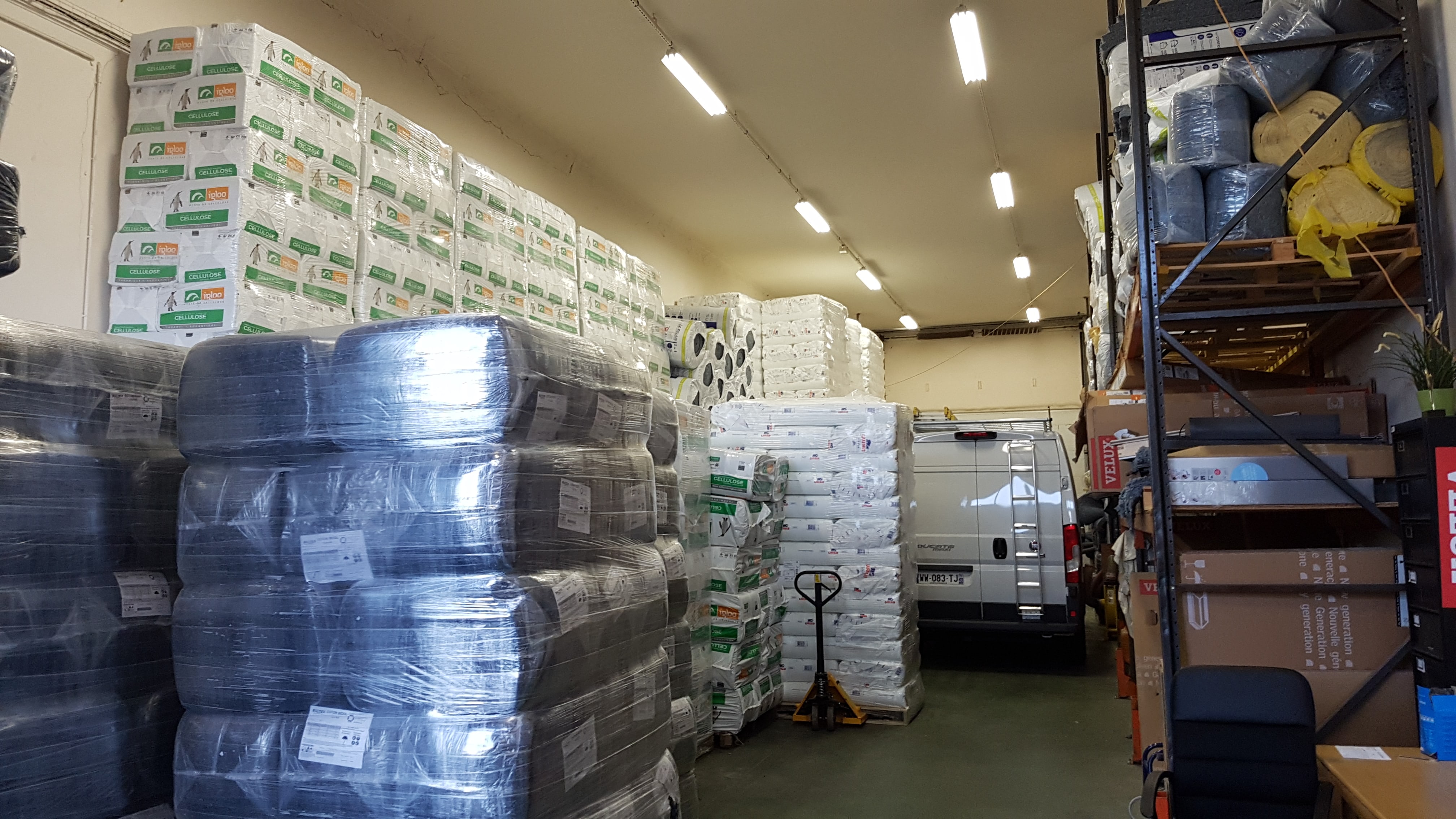 Entrepôt d’Isol’Centre : palettes de ouate de cellulose, balles de laine de coton et fenêtres de toit