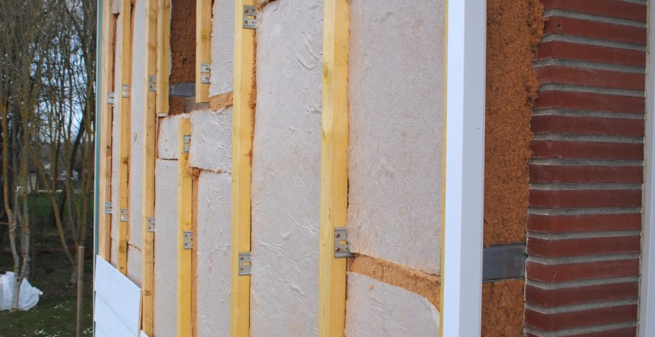 Isolation des murs par l’intérieur dans le Loiret : panneaux isolants entre tasseaux sur une façade en brique