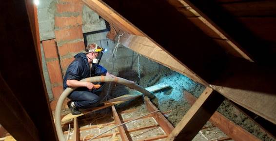 Isolation des combles perdus à Viry-Châtillon : soufflage de l’isolant à la lampe frontale