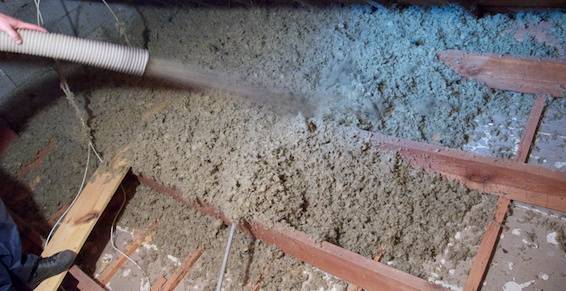 Isolation des combles perdus à Massy : soufflage d’isolant entre les solives d’un plancher