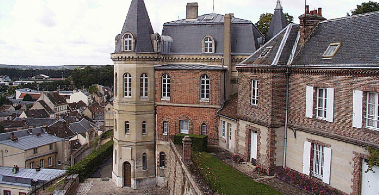 Isolation à Dreux : demeure de brique à tourelle au-dessus de Dreux