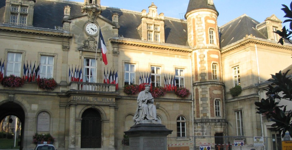 Isolation à Melun : l’hôtel de ville de Melun et la statue de Jacques Amyot
