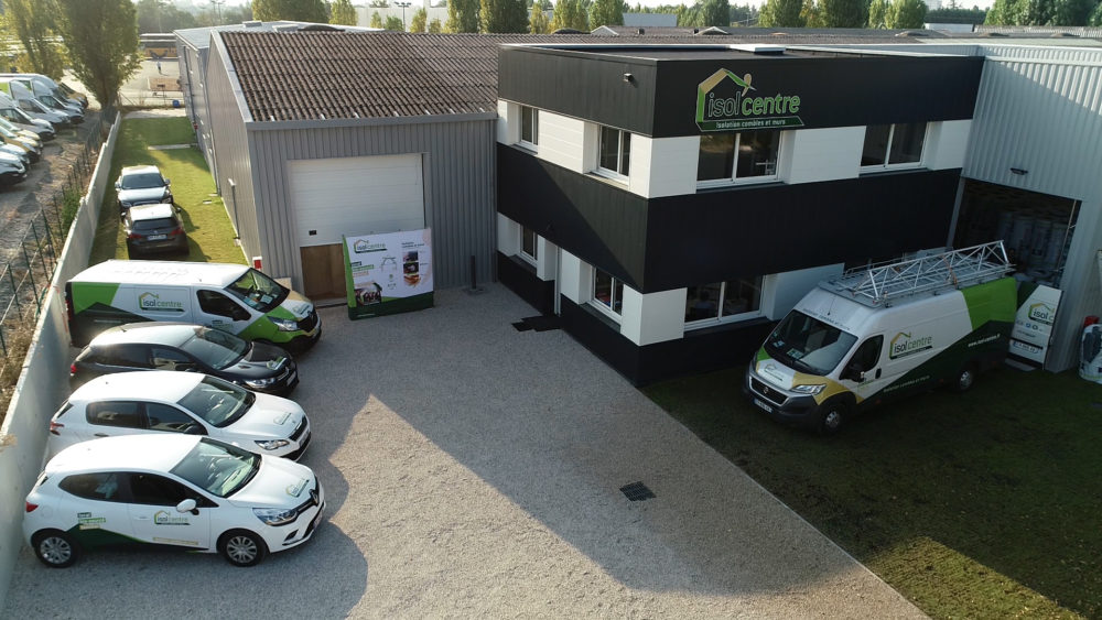 La maison Isol’Centre à Orléans vue du ciel, utilitaires garés devant l’entrepôt