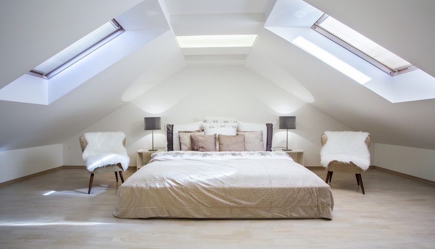 Chambre aménagée sous les combles avec deux fenêtres de toit